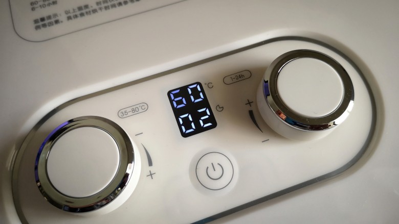 牛肉干,将干果机设置60℃,烘干2小时。(具体时间可根据个人需要的口感自行调节)