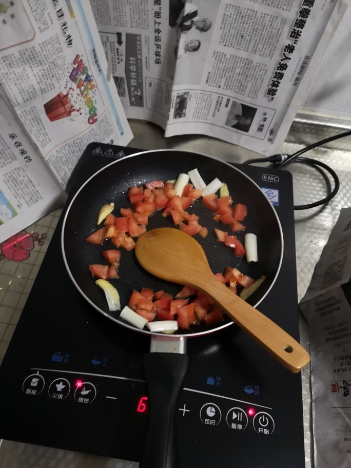 芝士番茄年糕,葱姜油爆香一下,翻炒番茄丁