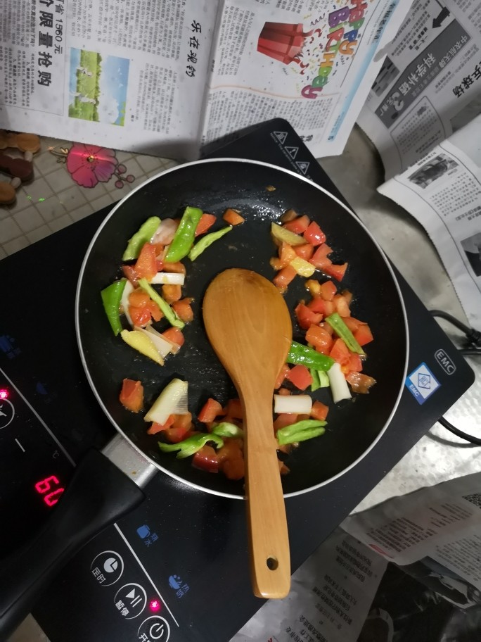 芝士番茄年糕,把番茄炒到闻到酸甜味,放青椒,加盐
