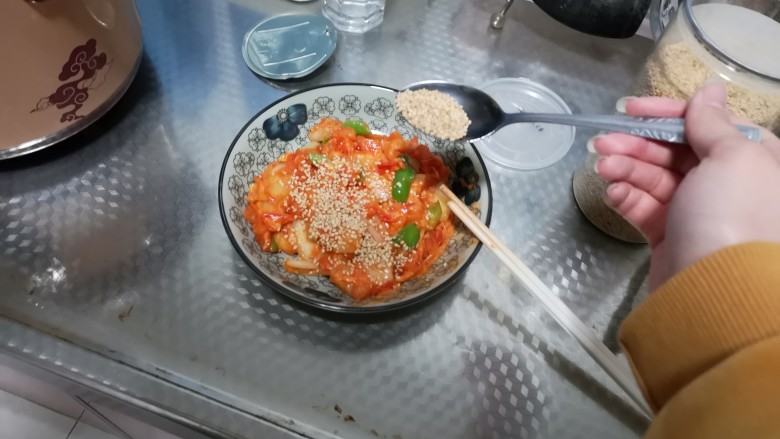 芝士番茄年糕,装盘,撒芝麻。