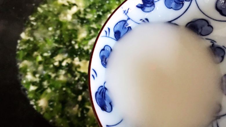 茼蒿菜豆腐羹,时间到,加入水淀粉