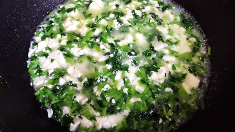 茼蒿菜豆腐羹,水不要加太多,不然就变成汤了