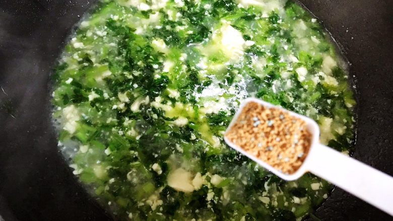 茼蒿菜豆腐羹,加一小勺鸡精,搅拌均匀即可