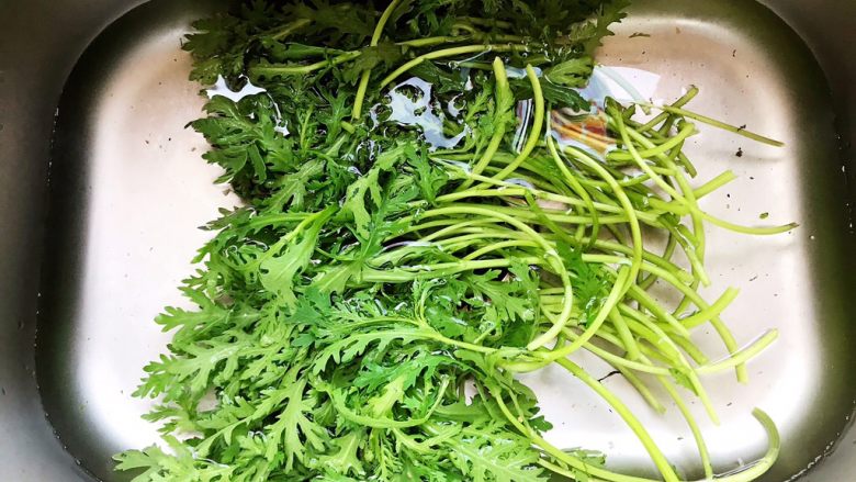茼蒿菜豆腐羹,<a style='color:red;display:inline-block;' href='/shicai/ 4807'>茼蒿菜</a>摘干净,在清水里浸泡片刻