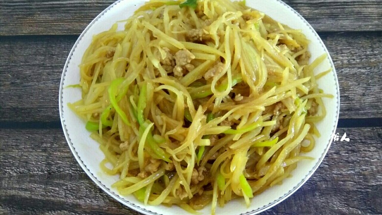 肉沫土豆丝,成品图，清脆爽口