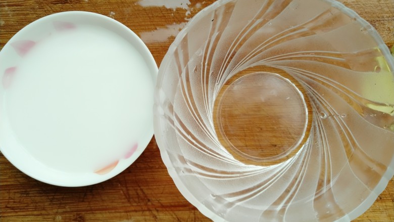 菠萝鸡翅,生粉放入清水调成浆,准备半碗水