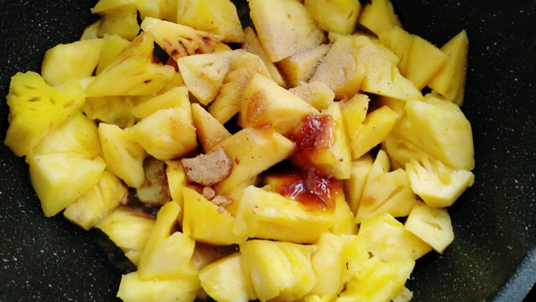 菠萝鸡翅,放入<a style='color:red;display:inline-block;' href='/shicai/ 720'>胡椒粉</a>,盐,耗油,生抽