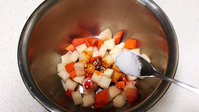 简单易做的美味泡菜 ,加入1克<a style='color:red;display:inline-block;' href='/shicai/ 717'>味精</a>