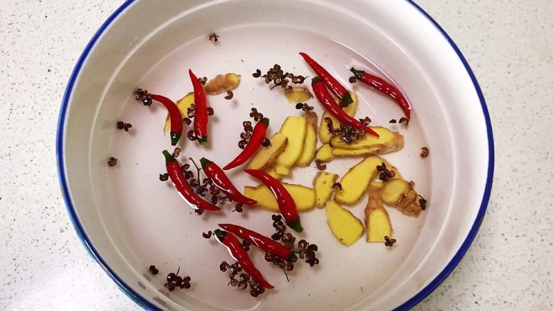 简单易做的美味泡菜 ,加入凉白开,水量没过食材