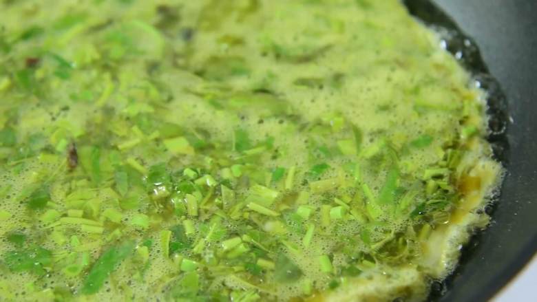 每年能够享用到它的时间太短暂,切吃切珍惜,油烧热倒入蛋液(油要多一些)。