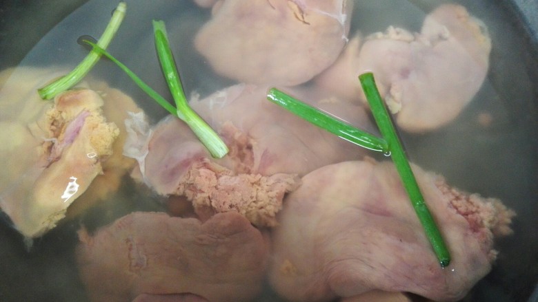 韭菜炒鸡肝,冷水下锅焯水,放入<a style='color:red;display:inline-block;' href='/shicai/ 3250'>葱</a>段去腥