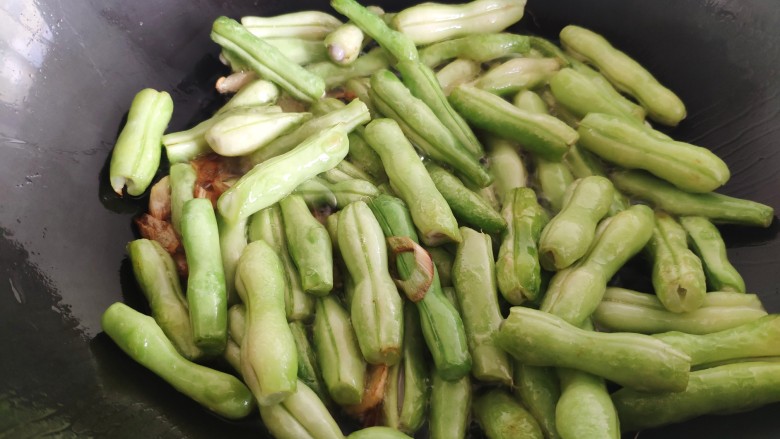 芸豆炖土豆,放入芸豆后不要着急加水,先用铲子不停地翻炒芸豆,直到把芸豆炒的有点软有点蔫的样子。