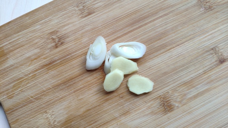 芸豆炖土豆,把姜切成片,葱切段。