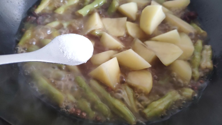 芸豆炖土豆,放入土豆后加入盐,再继续炖约5-6分钟。
