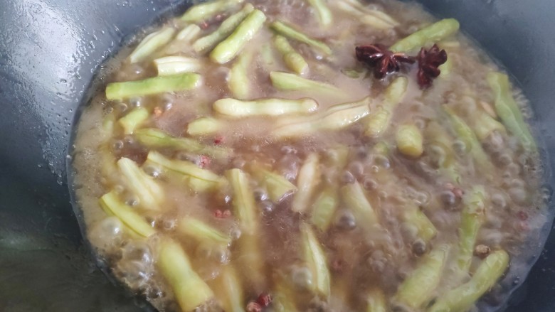 芸豆炖土豆,揭开锅盖后锅里的水变少,芸豆也差不多快熟了。