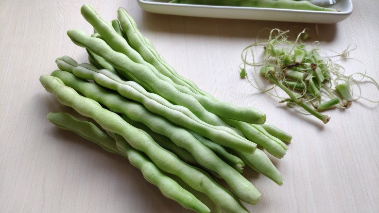 芸豆炖土豆,把芸豆的两端掐掉,顺着芸豆两侧拉除两侧的豆筋。