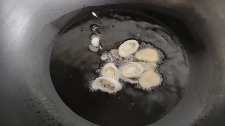 芸豆炖土豆,锅里放入多一点的油,下入葱姜煸炒。