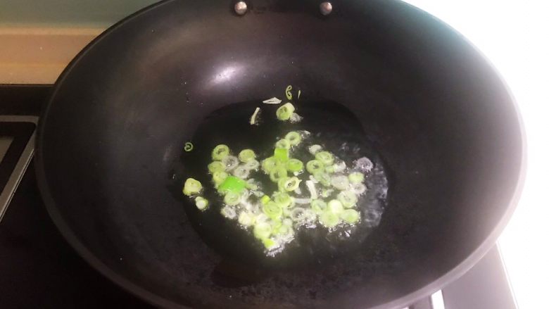 10分钟快手菜  茴香烧豆腐,油烧热后加入葱花，炒出香味