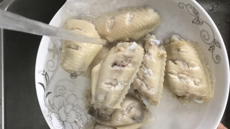 下饭鸡翅,冲凉水降温 (这样待会油煎就不会粘锅了)