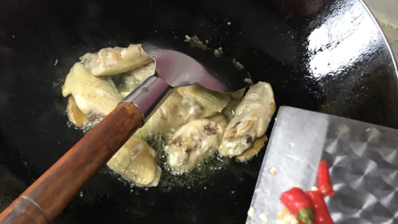 下饭鸡翅,放入椒