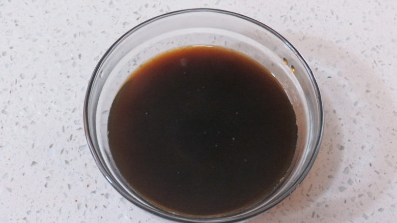 全麦红糖吐司(一键式)+金枪鱼芹菜三明治,先用热水将红糖泡至完全融化,冷却