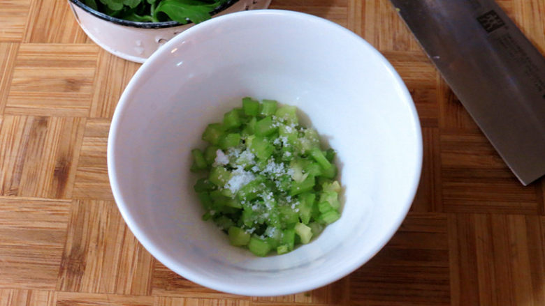 全麦红糖吐司（一键式）+金枪鱼芹菜三明治,撒少许盐腌制一下去除一些水分后，用厨房纸按压吸去水份