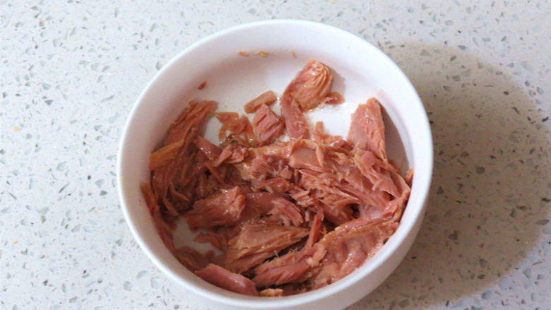 全麦红糖吐司(一键式)+金枪鱼芹菜三明治,将经过滤油处理的罐头金枪鱼肉放入碗中