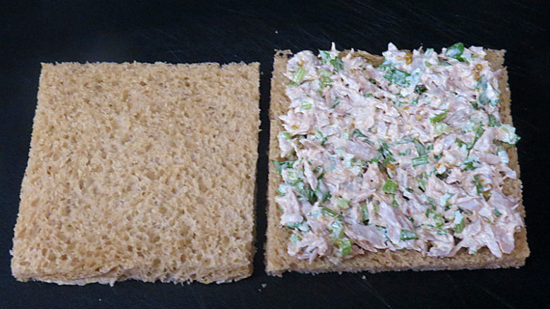 全麦红糖吐司(一键式)+金枪鱼芹菜三明治,取一片吐司片,把金枪鱼拌酱涂抹均匀