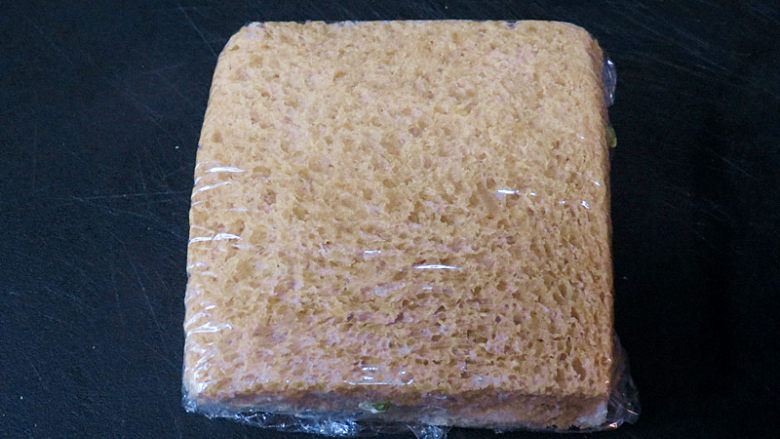全麦红糖吐司(一键式)+金枪鱼芹菜三明治,再用一片吐司片覆盖上稍稍按压一下后,用保鲜膜包裹好