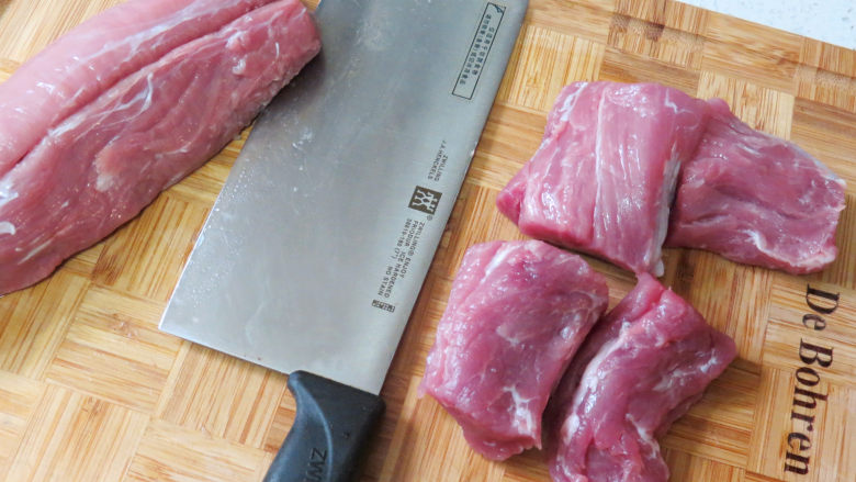 用面包机轻松做出自己喜欢口味的放心【猪肉松】,猪肉清洗干净去掉筋膜,顺着纹路切成大块