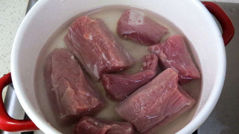 用面包机轻松做出自己喜欢口味的放心【猪肉松】,放入冷水锅中,加入姜片和<a style='color:red;display:inline-block;' href='/shicai/ 718'>料酒</a>