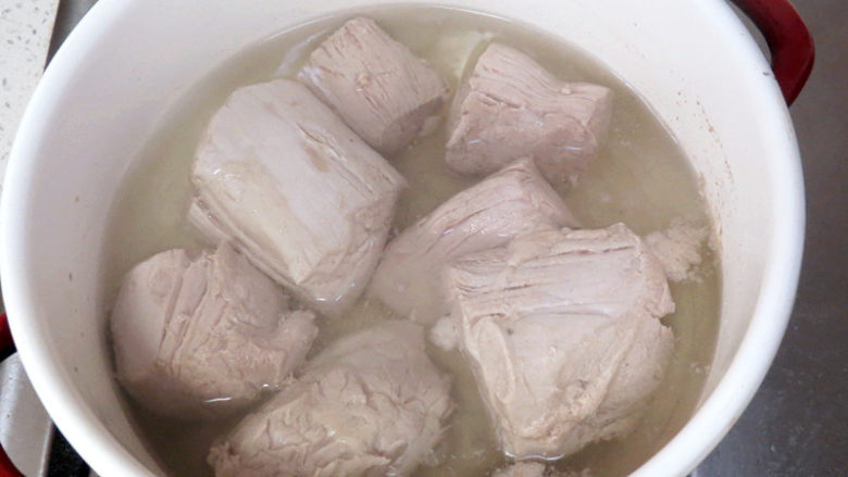 用面包机轻松做出自己喜欢口味的放心【猪肉松】,煮沸后再清洗一下