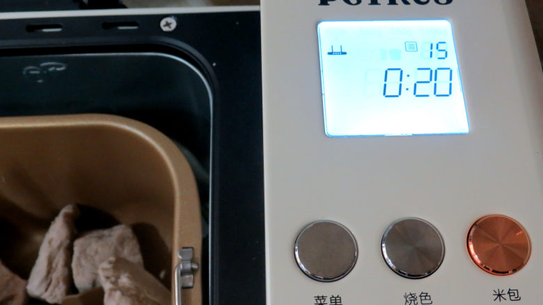 用面包机轻松做出自己喜欢口味的放心【猪肉松】,启动和面程序,搅拌至肉散开来,大约5分钟左右