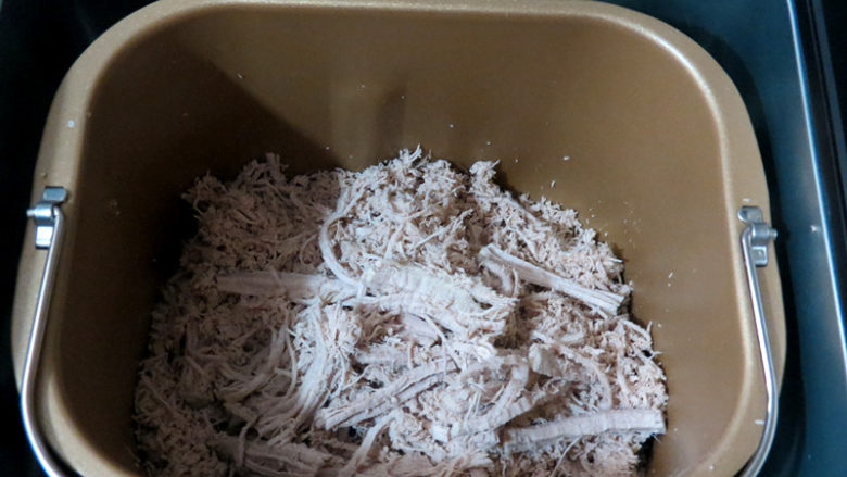 用面包机轻松做出自己喜欢口味的放心【猪肉松】,肉块打散成肉丝状就暂停一下程序