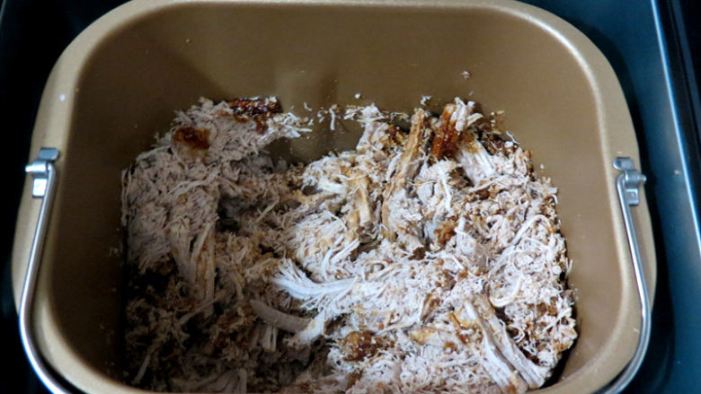 用面包机轻松做出自己喜欢口味的放心【猪肉松】,直接把调味倒入肉丝中,混匀