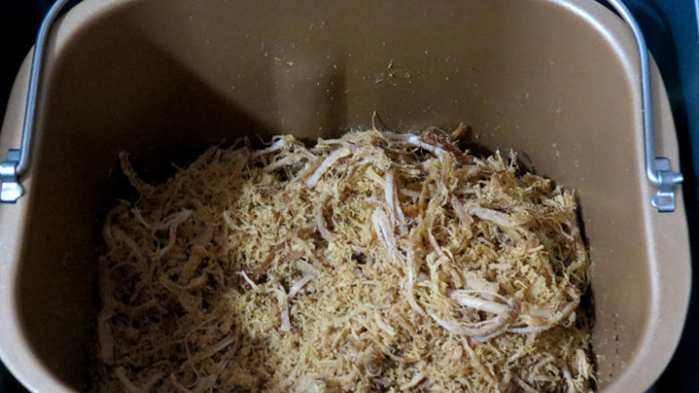 用面包机轻松做出自己喜欢口味的放心【猪肉松】,时间到了之后,如感觉肉不够干的话,可继续一个果酱程序,这次不一定用这么多时间,感觉干了就行,肉松完成