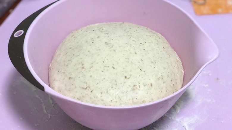 全麦奶酪果仁软欧(老面法),整形后(圆形)盖上保鲜膜,在温度25-28度的环境发酵至两倍大(大概1-1.5小时)。