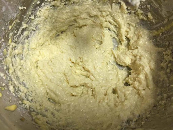 全麦奶酪果仁软欧(老面法),松弛面团期间可以制作奶酪馅:奶油奶酪软化,把全部材料拌均匀即可。