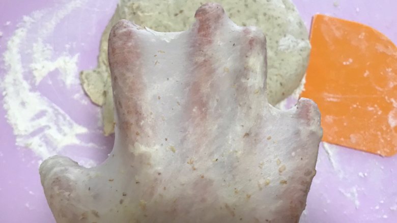 全麦奶酪果仁软欧(老面法),揉好的面团表面有光泽度,拉的时候有弹性,出手套膜。