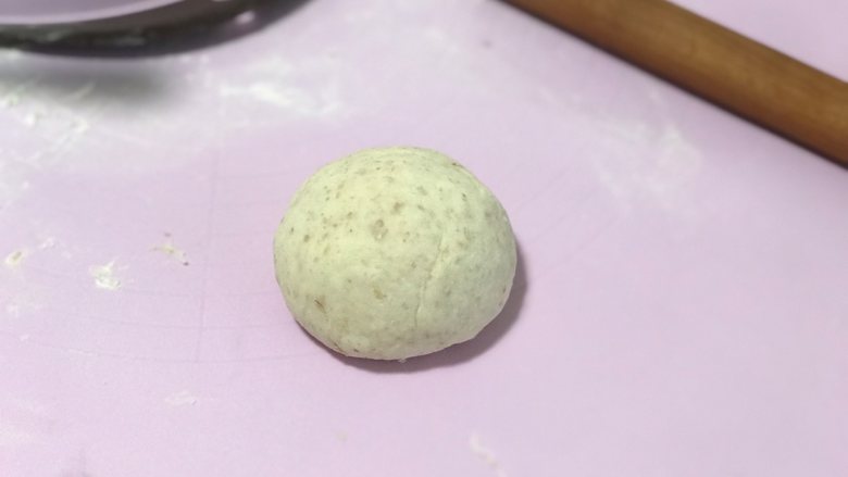 全麦奶酪果仁软欧(老面法),包住馅料,收口捏紧。