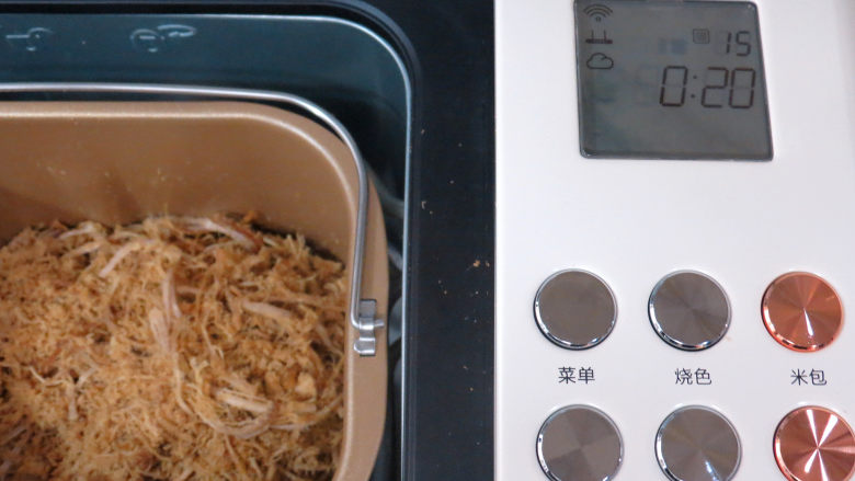 用面包机轻松做出自己喜欢口味的放心【猪肉松】,如想追求绒绒的感觉,就把面包桶取出来,放凉到不烫手,继续放入面包机中,开启和面程序