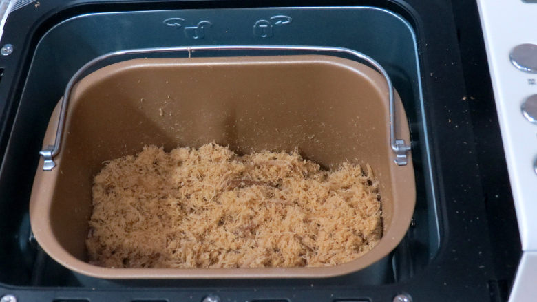 用面包机轻松做出自己喜欢口味的放心【猪肉松】,直到肉松被拌绒。最后取出肉松,晾凉即可