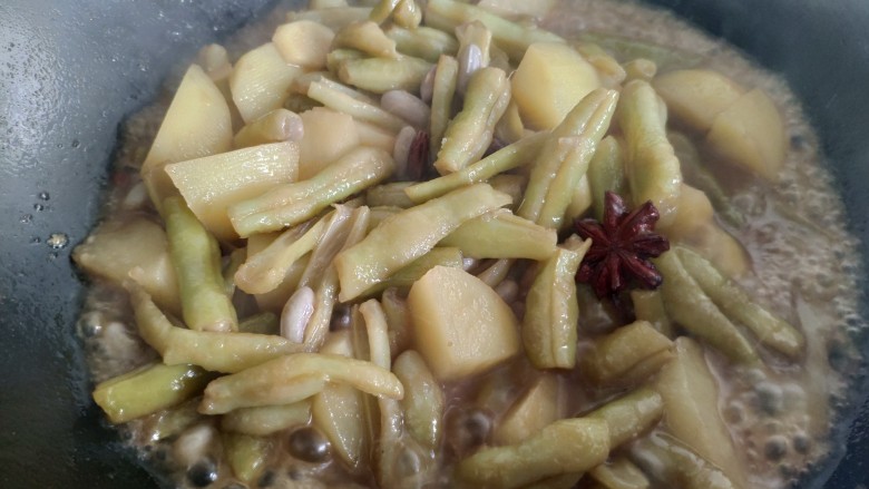 芸豆炖土豆,当炖到汤汁变浓且所剩不多,芸豆和土豆都熟烂就可以关锅了。汤汁越少越浓芸豆土豆越入味。