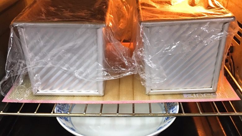 火腿片双吐司,送入烤箱两次发酵,时间也是60分钟,面团发酵至九分满。