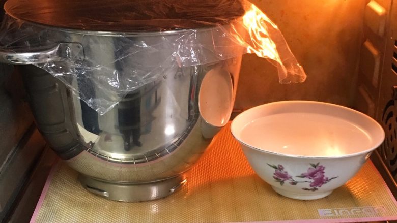 火腿片双吐司,烤箱发酵档,面团送入烤箱发酵60分钟,旁边放一碗热水。