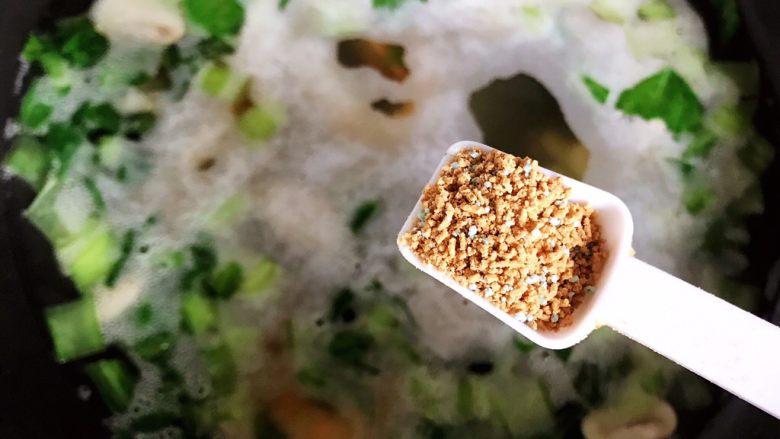 青菜口蘑虾干汤,加一小勺鸡精,搅拌均匀即可