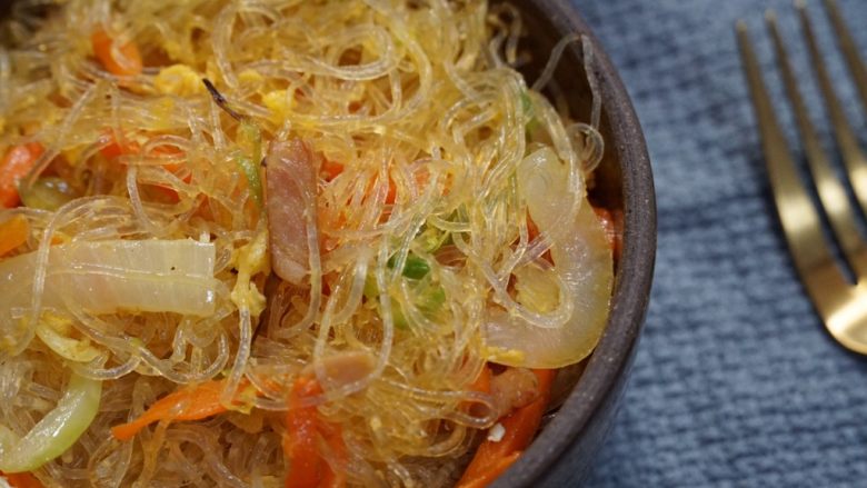 家常菜之卷心菜炒粉丝,灰常好吃的卷心菜炒粉丝完成了!