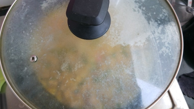 馒头抱蛋,盖盖子焖一分钟,让蛋液完全熟透