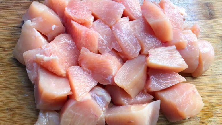 黑胡椒鸡块,首先把鸡胸肉解冻,然后切块待用。