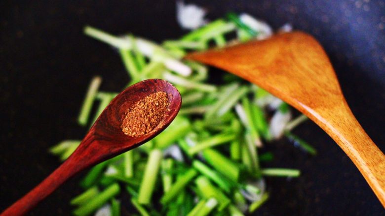 韭菜鸡蛋荞麦面,再加入花椒调味。